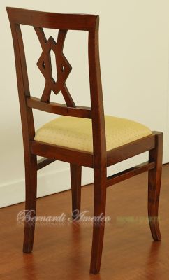 Sedia classica in noce massello con schienale lavorato e seduta imbottita